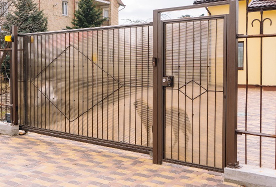 Купить ворота из профлиста с элементами ковки, с металлическими столбами в рамке или под дерево в Темрюке от 153960 руб